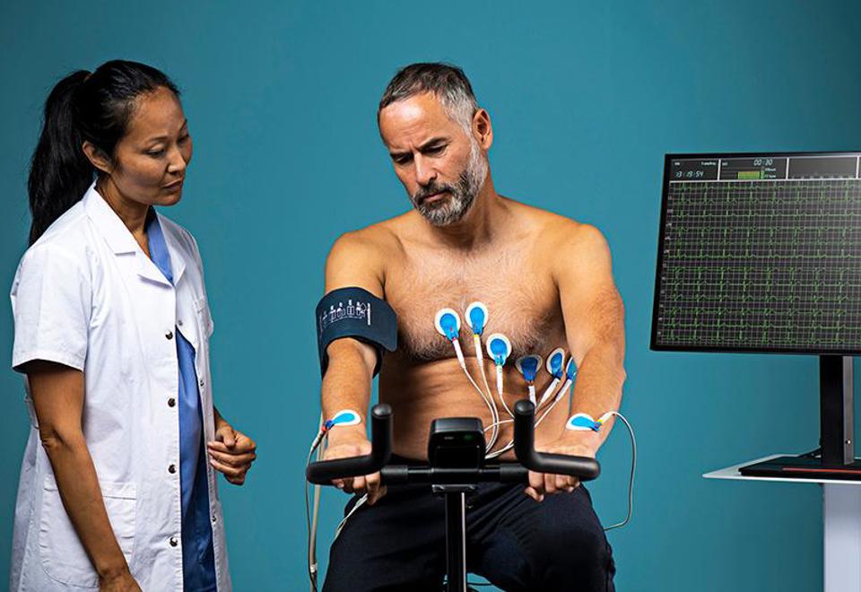 Ambu Bluesensor R Stress Test Female Nurse And Male Patient On A Bike 2